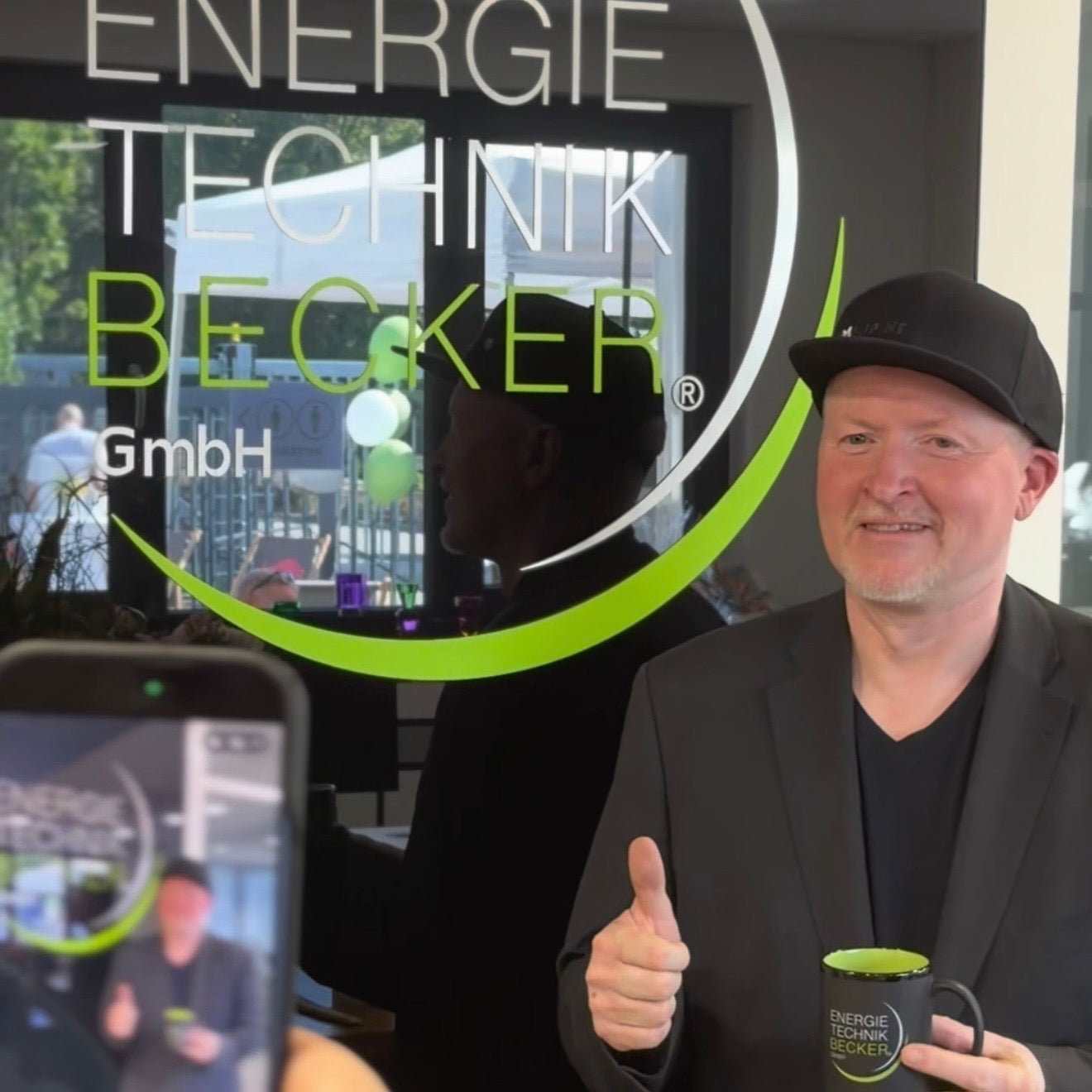 Joey Kelly liefert der Jubiläumsfeier der EnergieTechnik Becker GmbH in Karlsruhe die wohl wichtigste Botschaft des Tages